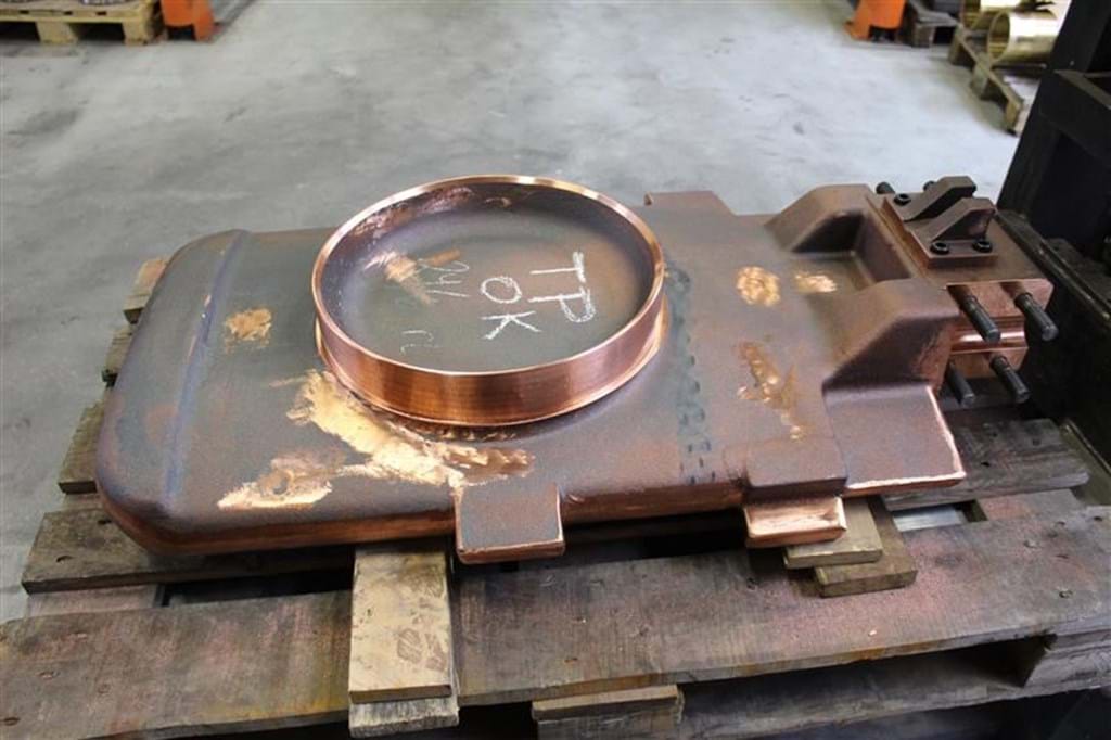 Kobberfarvet støbeemne med en hævet cirkulær åbning i Nymetals galleri